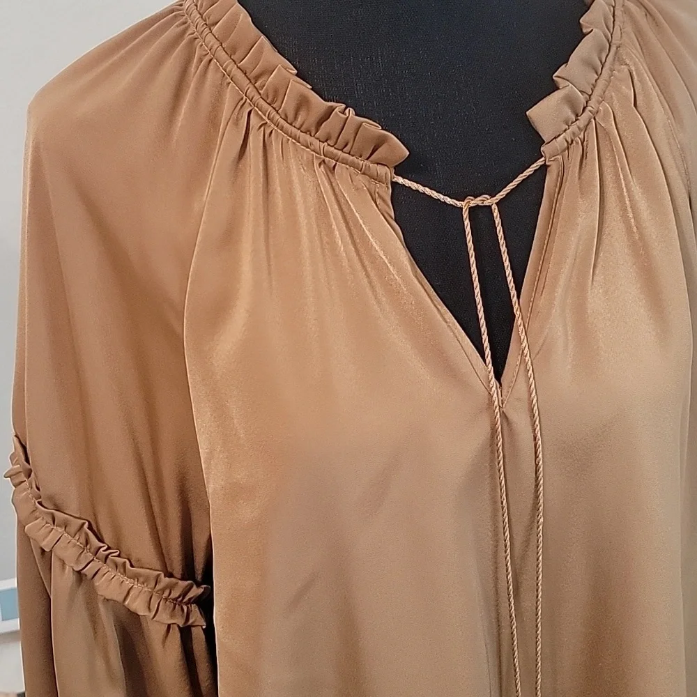 🆕️ Week & Ruffle Satin Like Top - Picture 2 of 6